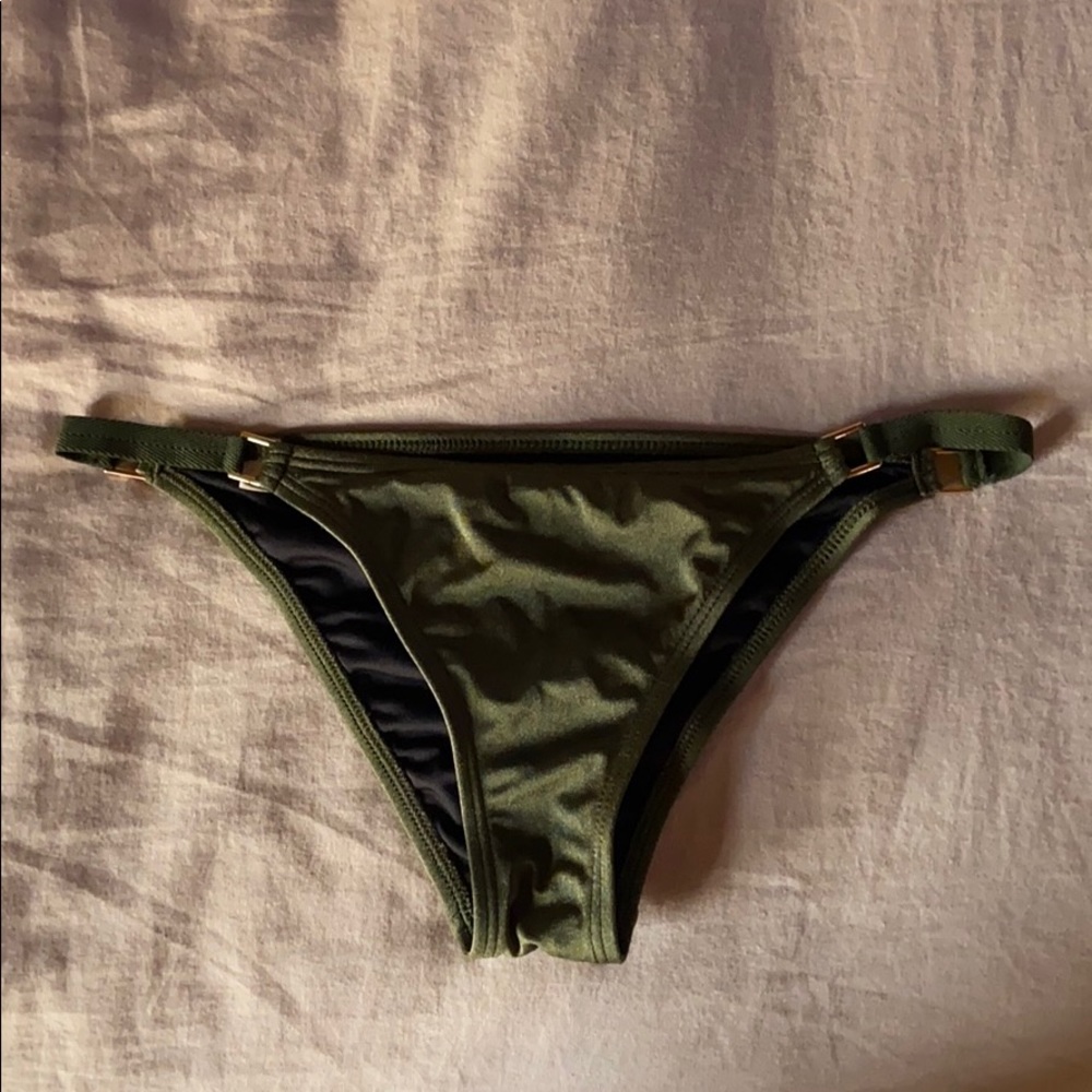 Victoria’s Secret bikini bottoms never worn